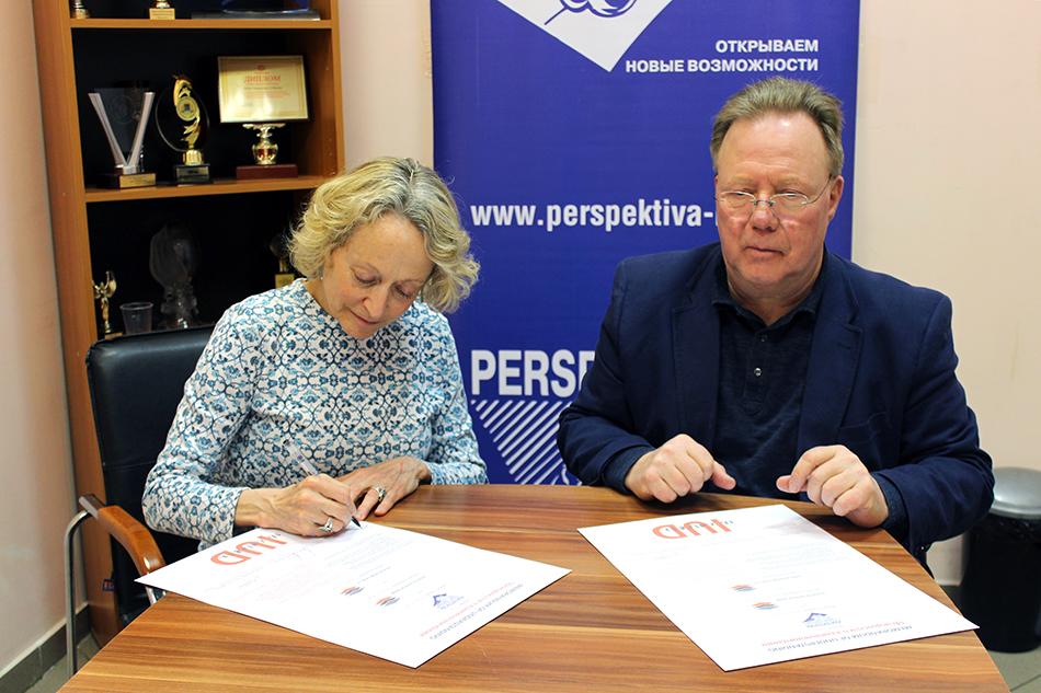  Денис Роза и Томас Бадэ подписывают меморандум о сотрудничестве.