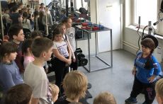 Мастер-класс по пауэрлифтингу и футболу среди незрячих прошел в московской школе № 709