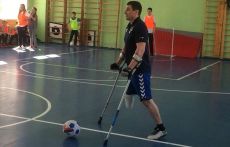 Школьники научились играть в футбол на канадках