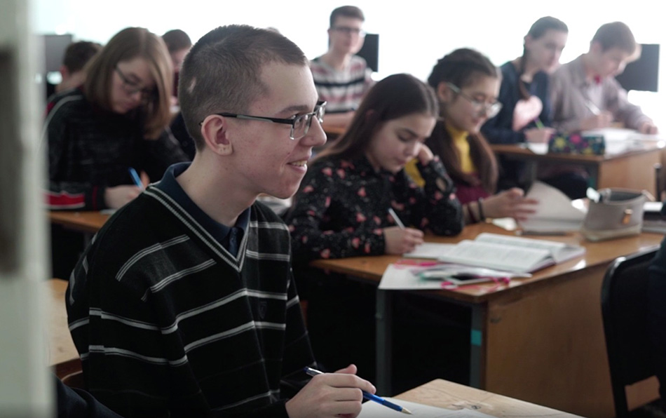 Не стоит прогибаться под изменчивый мир: история Саши Лукашенко Не стоит прогибаться под изменчивый мир: история Саши Лукашенко