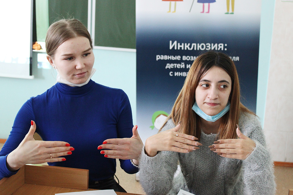 Зачем педагоги застегивают рубашку в варежках?