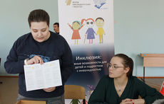 Зачем педагоги застегивают рубашку в варежках?