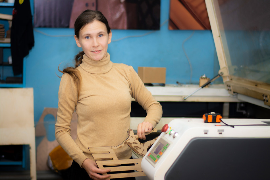 Маленькая, да удаленькая: как Марина Тельнова стала оператором лазерного станка